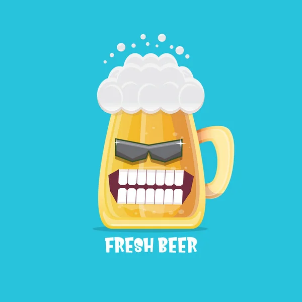 Vector cartoon funky bier glas karakter met zonnebril geïsoleerd op blauwe achtergrond. Vector grappig bier label of poster ontwerp template. Internationale bier dag stripverhaal poster of groet banner — Stockvector