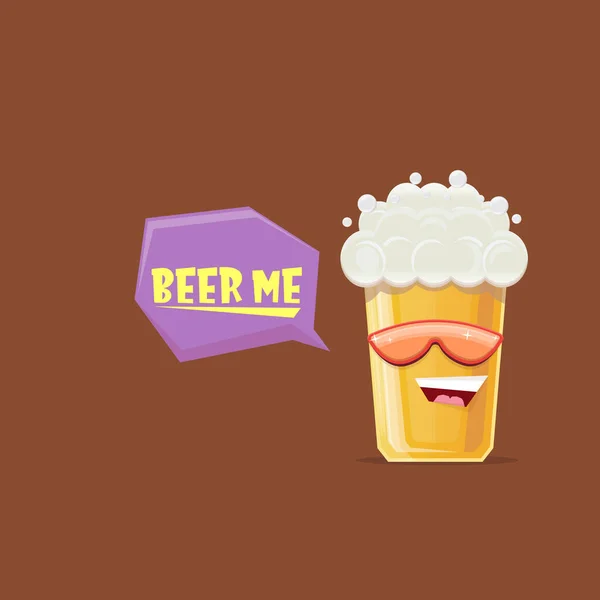 病媒卡通片时髦啤酒玻璃杯人物与太阳镜分离的棕色背景。有趣的啤酒标签或海报设计模板。国际啤酒日漫画海报或问候语横幅 — 图库矢量图片