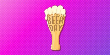Uluslararası bira günü yatay afişi ya da soyut menekşe arkaplanda izole edilmiş bira bardaklı poster. Mutlu bira günü. El yapımı tebrik kartı ya da el ilanı.