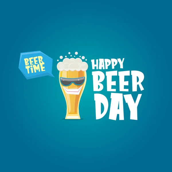 파란 배경에 선글라스가 달린 웃긴 맥주 잔 친구 캐릭터가 붙어 있는 행복 한 국제 맥주의 날 깃발이나 포스터. 국제 맥주 날 만화 포스터 — 스톡 벡터