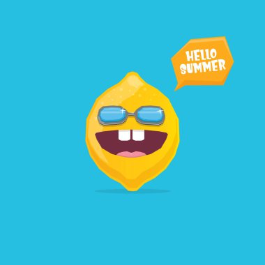 Mavi arka planda izole edilmiş güneş gözlüklü komik çizgi film karakteri. Gülen yaz meyvesi karakteri