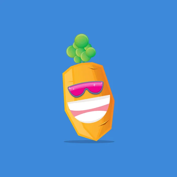 Vektor lustige Cartoon-Möhrenfigur mit Sonnenbrille isoliert auf blauem Hintergrund. Funky lächelnden Sommer Gemüse Charakter — Stockvektor