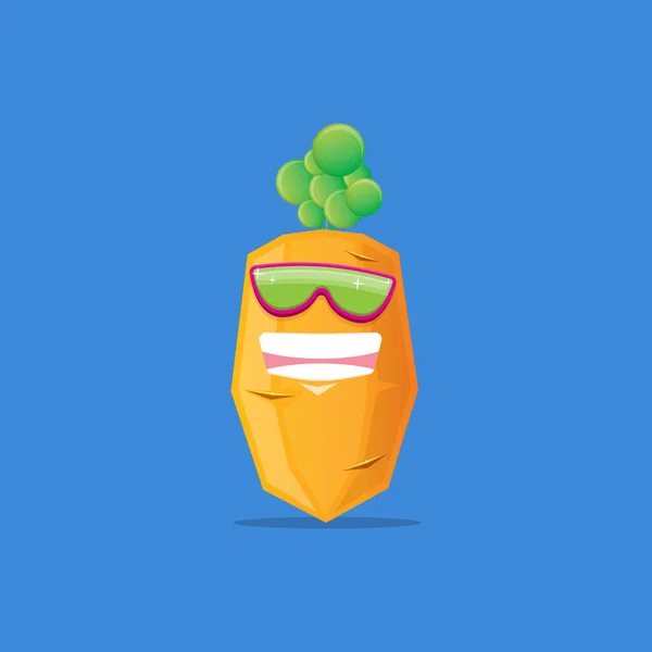 Vektor lustige Cartoon-Möhrenfigur mit Sonnenbrille isoliert auf blauem Hintergrund. Funky lächelnden Sommer Gemüse Charakter — Stockvektor