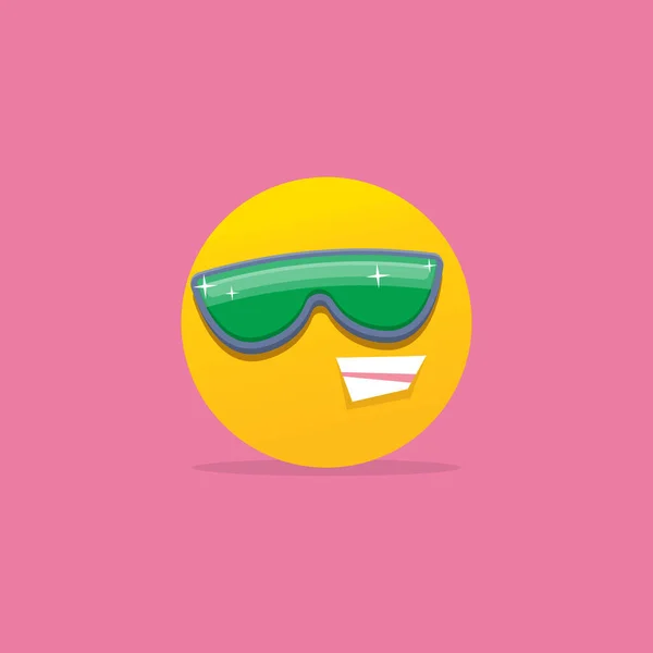 Viso sorridente con occhiali da sole emoji isolati su sfondo rosa. Icona o etichetta del sorriso. Segno dei social media — Vettoriale Stock