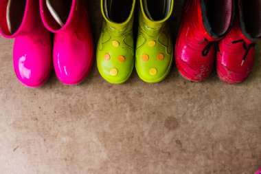 Çocuklar parlak pembe, kırmızı, yeşil lastik çizme, bahçecilik, boots. Yağmurlu bir gün moda. Bahçe yağmurlu lastik ayakkabı. Boots yağmurlu bir gün için. Sonbahar bahar Çocuk botları kavramı.