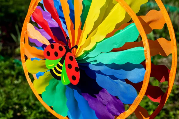 スピナーおもちゃ 動きの大きな丸い虹のピンホイール — ストック写真