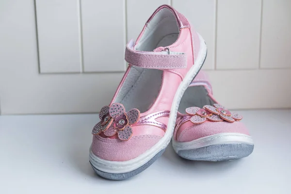 Шкіряне жіноче взуття. Рожеві шкіряні дитячі сандалі, ізольовані на білому тлі. Дитяче сучасне взуття для кросівок — стокове фото