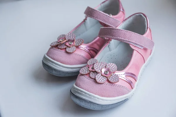 Модні дитячі рожеві сандалі з рожевими квітами. Дитячі сучасні кросівки взуття ізольовані на білому тлі. Пара рожевих босоніжок для дівчат. Копіювати простір — стокове фото
