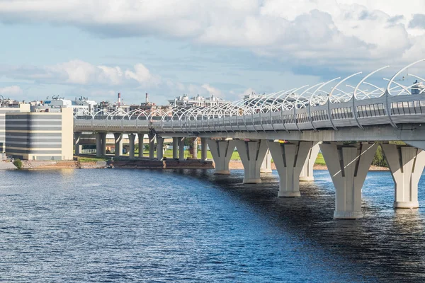 bulutlu gökyüzü karşı büyük tam su Nehri üzerinde yeni büyük köprü. Nehir üzerinde köprü arka plan kentsel görünümünü. WHSD viyadük deniz yukarıda. Saint Petersburg, Rusya Federasyonu