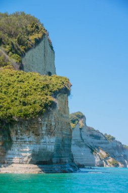 Ünlü beyaz tebeşir kayalıklarla. Deniz yeşil ağaçlar ve mavi lagün beyaz rocky Dağları ile. Dikey görüntü. Europe tatil yaz aylarında. Kopya alanı