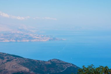 Kristal mavi su seyahat cennet hedef birkaç içinde arama için macera için bir uçurumun hava resmi.