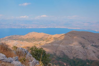 Yunanistan doğa dağlar sahil Ionian sea peyzaj Corfu adasında. Defne deniz sahne görünümüne mavi suları, yeşil dağlar ile: Korfu, Yunanistan yüksek bir yerden