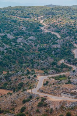 Dolambaçlı yol Vadisi, dağlarda geniş açı bakış. Yaz manzara. Dağ tatil
