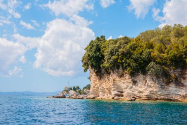 Göl kenarında Rocky Cliff sırada sahil turkuaz suları ile görünümünü İspanya kıyısında, Yunanistan güneşli. Europe tatil. Yaz saati