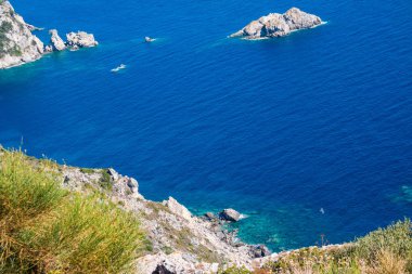 Yukarıdan aşağıya adasının görünümü. Hava dron perspektif. Mavi su ve rocky Dağları. Macera tatili. Yaz tatili.