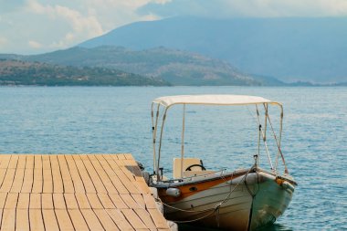Motorlu tekneler derin mavi deniz kıyılarında iskelede sürüklenen. Deniz arka plan. Kristal berraklığında su, iyi güneşli havalarda. Güzel mavi lagün yaz tatil seyahat için