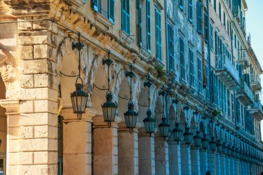 Korfu, Yunanistan. Tarihi merkezi Corfu town, Liston, Yunanistan. Eski lambalar, fener ve taş arches.architecture ayrıntıları. Seçici odak