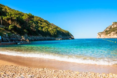 Panorma od Palaiokastritsa, Corfu, Greece.Beautiful bay kasabada. Bay Greece.Copy uzayda Paleokastritsa, kumlu plaj. Güneşli gün