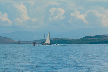 Akdeniz sahne. Muhteşem beyaz yatlar. Motorlu Tekne Kiralama Servisi. Avrupa'nın yat gezisi