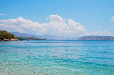 Etkileyici bir doğa geçmiş. Okyanus su güzel ve parlak. Rocky Dağları ve güneşli bir gün, temiz su ile masmavi plaj. Cennet Adası tropik sahilde. Yaz ve seyahat tatil kavramı.