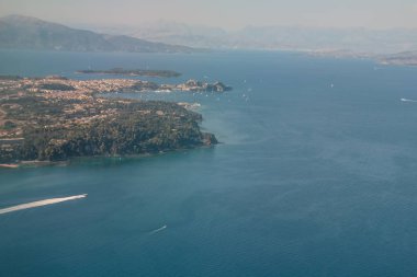 Corfu şehir, Korfu, Yunanistan, havadan görünümü. Europe gezisi. Uçak, hava dron görüntüsünü bir sahil şeridi Corfu Yunanistan üzerinden görüntülemek.