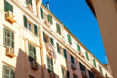 Çamaşırhane giyim tarihi merkezinde eski bir bina pencerenin dışında asılı kurutma. Avrupa'nın güney bölümü için tipik evleri. aşağıdan yukarıya görünümü