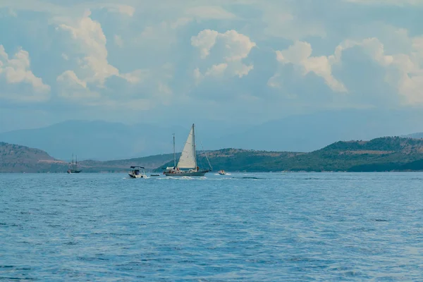 Akdeniz sahne. Muhteşem beyaz yatlar. Motorlu Tekne Kiralama Servisi. Avrupa'nın yat gezisi