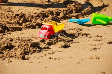 tropikal kum plaj oyuncaklar çocuklar. Plastik parlak oyuncaklar çocuklar için beach.colorful kumdan kale oyuncaklar beachselective odak ayarlamak, alanı Kopyala.