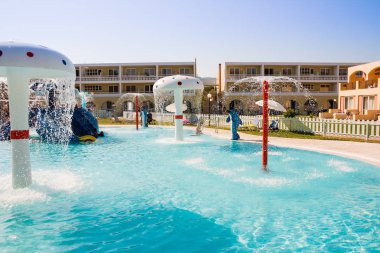 Otel, açık havuz, su parkı, otel, su cazibe çocuklar için tatil eğlenceli çocuklar Yüzme Havuzu. Su macera oyun parkı otel su parkı