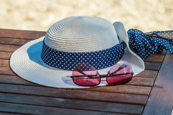 Chapéu de verão e óculos de sol isolados na mesa de madeira. Moda de verão. espaço de cópia . — Fotografia de Stock