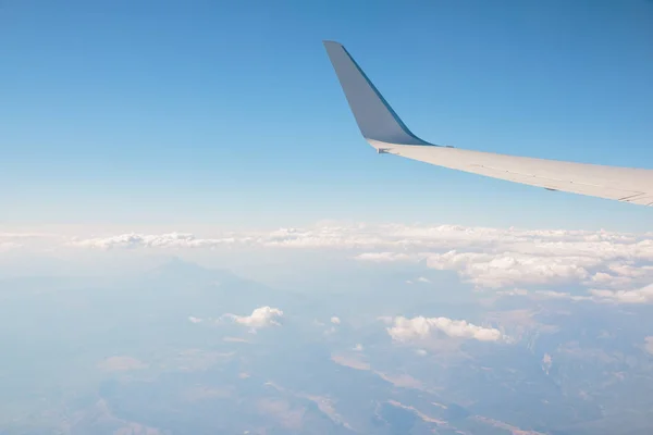 Mañana amanece con el ala de un avión. Foto aplicada a los operadores turísticos. imagen para añadir mensaje de texto o sitio web marco. Concepto de viaje —  Fotos de Stock