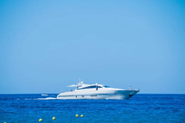 Boční pohled na projížďku lodí plachta v modré moře. Plachetnice na moři, aktivní dovolená v Středozemním moři, moře luxusní jachtě ve Středozemním moři. Pronájem jachet v slunečný letní den — Stock fotografie