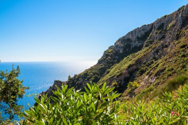 Güzel yaz panoramik deniz manzarası. Berrak masmavi su ile deniz koyları görünüme kıyı şeridi. Arka ışık güneş ışığında. Paleokastrica. Corfu. İyon adalar. Yunanistan.