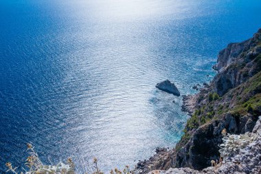 Turkuaz lagün havadan görünümü. Tropikal plaj. Doğal deniz manzarası. Kayalık sahil şeridi. Yaz tatil kavramı. Uzay kopyalayın. Derin mavi su