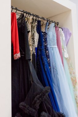 Renkli beautuful askı elbise üzerinde uzun elbiseler Akşam dükkanı düğün günü veya fotoğraf oturumu için kira. Elbise kiralama kavramı. Seçici odak. Topu cüppe Kiralama kavramı. Moda olay