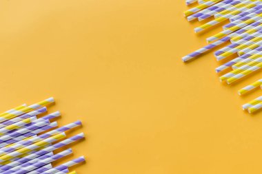 İçki payet sarı arka plan üzerinde izole satırdaki farklı renklerde çizgili. Minimalizm kavramı. Pop sanat tarzı. Payet içme suyu veya meşrubat için kullanılan düz yatırın. Seçici odak. Kopya