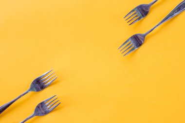 Gümüş çatal parlak sarı arka plan, yaratıcı düzen, mutfak doku üzerinde en iyi görünüm düz yatıyordu. Gıda concept.mock kadar çatal bıçak takımı çerçeve yellow.table ayarı tema şablonu ile izole kopya alanı ile