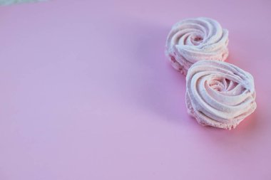 Pembe ev yapımı zephyr veya marshmallow pembe bir arka plan üzerinde. Hatmi, beze, Zephyr.Candy kek kavramı. Zephyr, sufle, ev yapımı beze