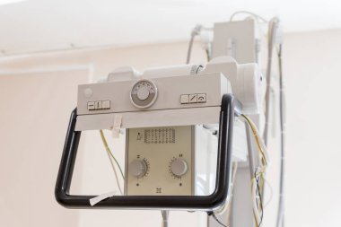 Bir röntgen cihazı bir hastanede detayını. X ışını donanımları Tıp Merkezi. kanser. Beyaz arka plan üzerinde izole ultrason makinesi. Tıbbi cihaz. Tıbbi tanı cihazları. Kırpma yolu