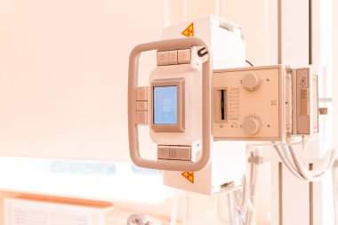 Hastanede röntgen cihazı. Ultrasonografi prosedürü. Tanı ve hastalıkları araştırma ultrasound.ultrasound muayene, ultrasonik tarama, mamografi, meme röntgeni yardımıyla. Kopya