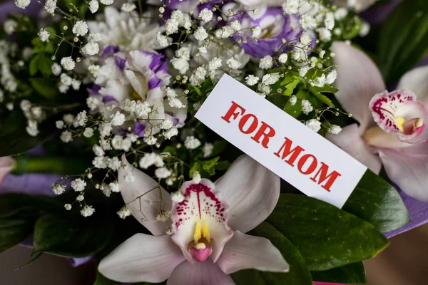 Concepto del Día de las Madres. Tarjeta postal con flores coloridas.Feliz Día de las Madres, Tarjeta de felicitación, con ramo de diferentes flores y orquídeas. —  Fotos de Stock