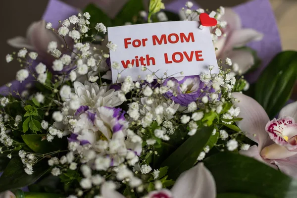 Concepto del Día de las Madres. Tarjeta postal con flores coloridas.Feliz Día de las Madres, Tarjeta de felicitación, con ramo de diferentes flores y orquídeas. —  Fotos de Stock