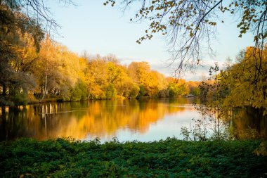 güzel sonbahar park ile güneşli havalarda gölde. Doğal sonbahar manzara. Nature.colorful yeşillik Gölü ile güzel ormanda kırmızı ve sarı renk üzerine bileşimi. Sonbahar sezonu doğa kavramı