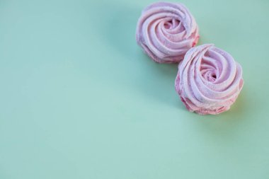 Pembe ev yapımı Marshmallows veya Zephyr. Tatlı, şeker çöl üzerinde pastel yeşil arka plan. Şekerli kurabiye. Uzay kopyalayın. Berry kümesi sufle, ev yapımı beze.