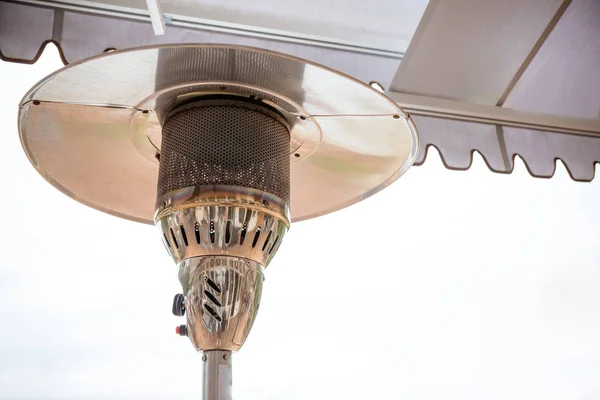 Paslanmaz çelik metal gaz heater.patio ısıtıcılar bir restoran, kafe dışında tasarım. Tipik Teras gaz ısıtıcı kadar kapatın. Mantar ısıtıcı, şemsiye ısıtıcı detayını. Kopya alanı