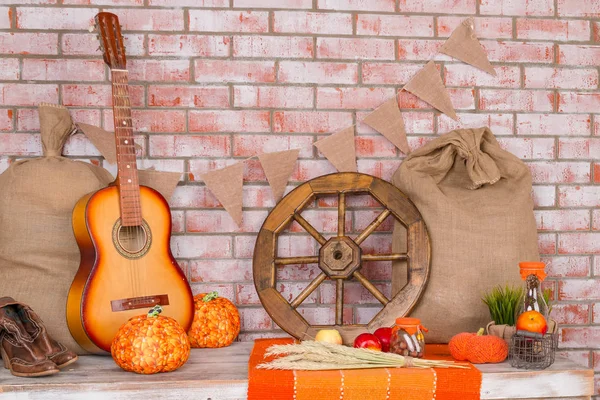 Sonbahar arka plan ile çavdar, buğday, ile sarı akçaağaç yaprakları, pumpkins, kırmızı elma. Sonbaharda hasat kopya alanı ile yaşlı ahşap çerçeve. Mock-up mevsimlik ve tatil kartpostal. Sonbahar