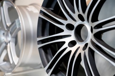 tekerlek dükkanda alaşım jantlar. Tekerlek jantları vitrin üzerinde. Tekerlek dükkanı veya Otomobil Fuarı nda araba alaşım jantlar. Modern lastik saklamak alaşım jantlar ile stand. Selrctive odak