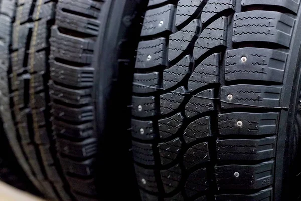 Neumáticos de coche en fila aislados sobre fondo negro. neumáticos para ruedas neumáticos de invierno y de verano. tienda de repuestos para el coche, venta de neumáticos y discos para ruedas — Foto de Stock