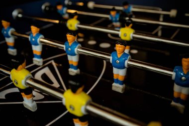 Sarı ve mavi oyuncular ile tablo futbol oyunu. Seçici focus.able futbol oyunu hobi veya Leisure.sport takım futbol oyuncuları. Tablo futbol oyun içinde Office sırasında onların Break zaman zevk.