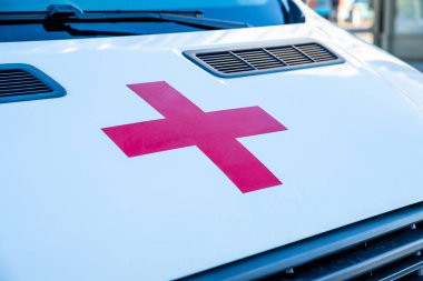 Rusya, Saint Petersburg, 21 Eylül, 2018.the kırmızı ambulance.family sağlık, sadaka ve tıp kavramı beyaz kaputa çapraz. Tıp çapraz symbol.ambulance bekleyen araba maliyeti bir